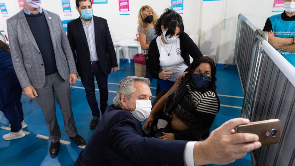 Alberto recorrió un vacunatorio en San Martín