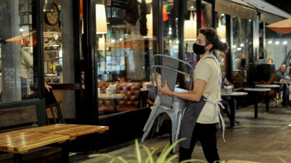 Los bares y restaurantes sólo podrán funcionar con delivery y take away hasta las 23