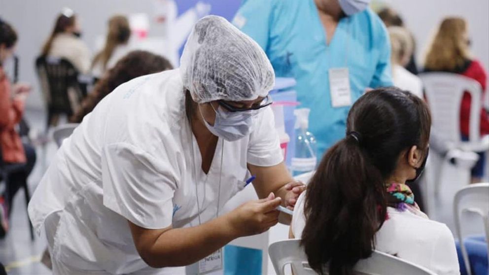 �Puede la vacuna del coronavirus provocar magnetismo? Esto dice la OMS