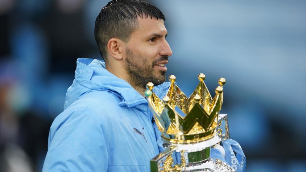 Sergio "Kun" Ag�ero bondadoso con sus compa�eros del Manchester City 