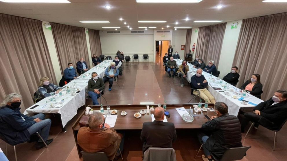El funcionario nacional visitó la sede de los transportistas, donde se analizó la crisis Covid