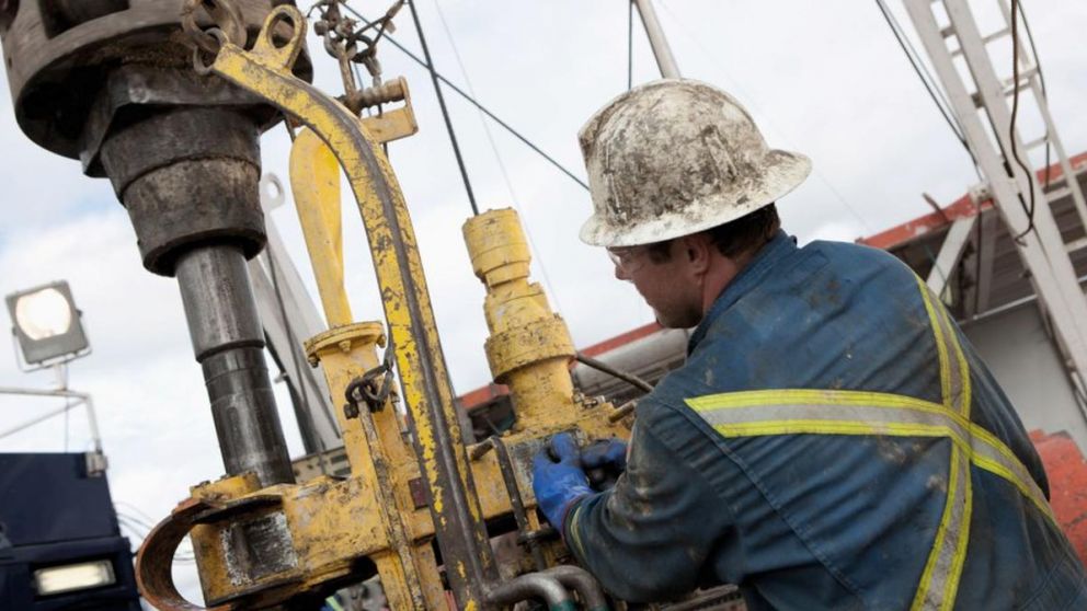 Afirman que las petroleras donarían una parte de las vacunas al sistema de salud