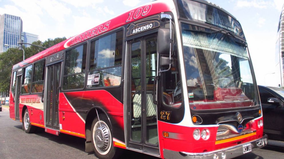 Colegas del colectivero organizaron una emotiva despedida a su compañero de hace 35 años