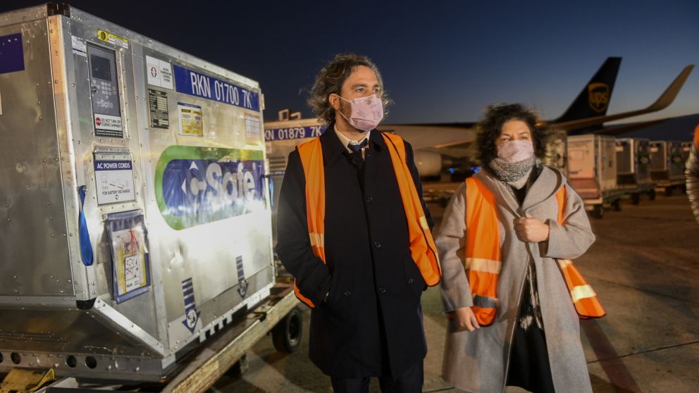 Santiago Cafiero y Carla Vizzotti recibieron las vacunas en Ezeiza
