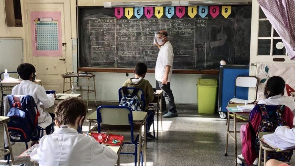 En medio de la disparada de casos, Ciudad, Córdoba y Mendoza retoman la presencialidad escolar