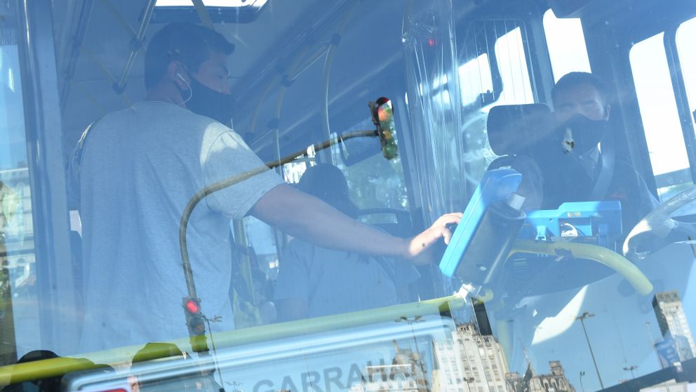 Para viajar el transporte público hay que ingresar la tarjeta SUBE en el permiso