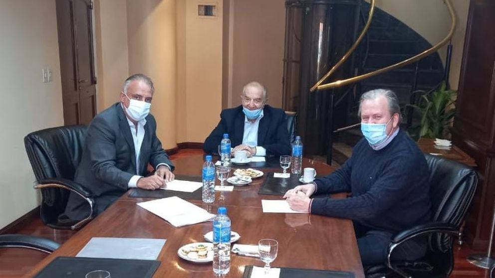 Carlos Pérez, Armando Cavalieri y Federico Erhart el director General Walmart)