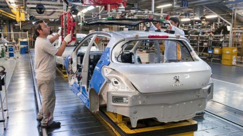 La industria automotriz pasó de casi nula cantidad de autos fabricados en 2020 a superar los niveles de abril 2019