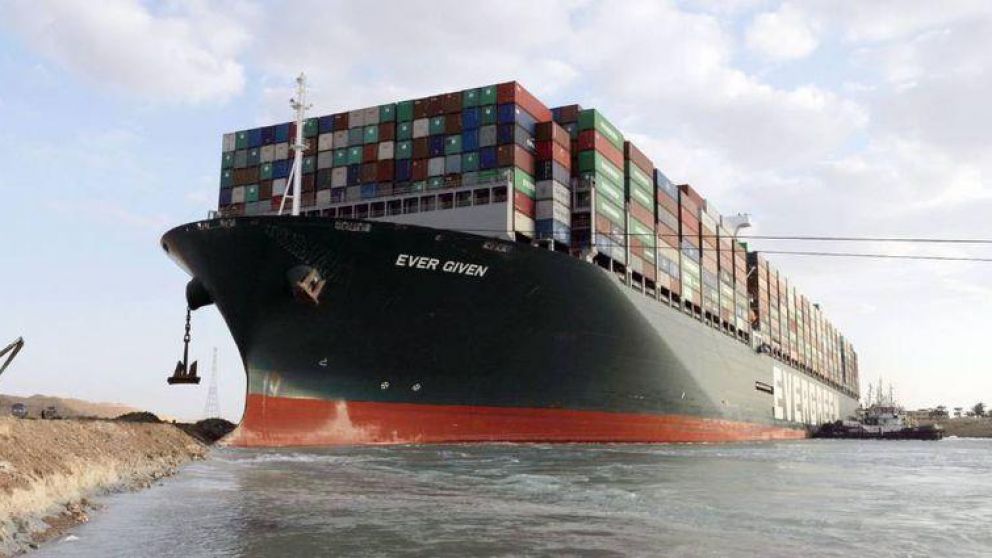 El Canal de Suez, que une a los mares Rojo y Mediterráneo, perdió entre 12 y 15 millones de dólares de ingresos diarios durante el bloqueo,