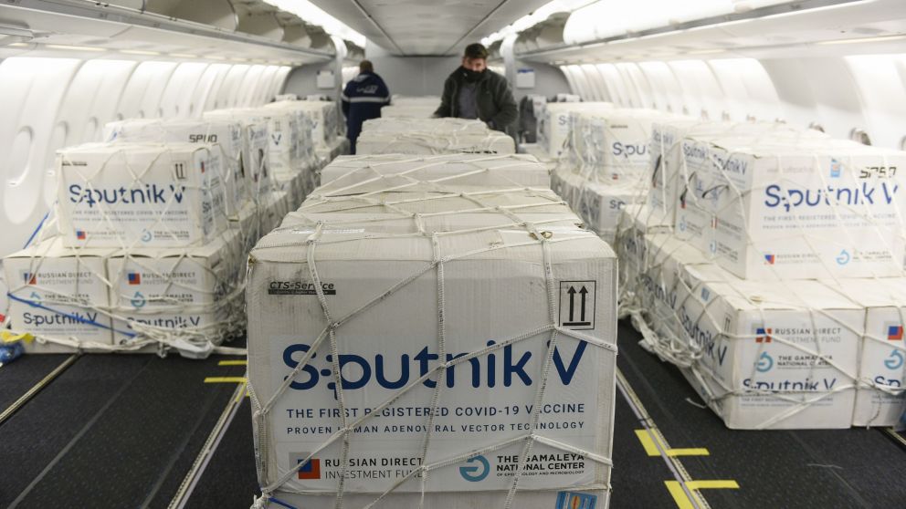 Ayer arribó el vuelo que trajo 609.965 dosis de la vacuna Rusa
