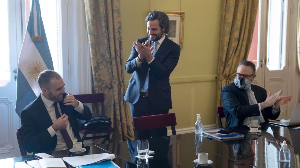 En agosto pasado, Cafiero pidió un aplauso para Guzmán en medio de una reunión del gabinete económico por su exitosa negociación con los bonistas