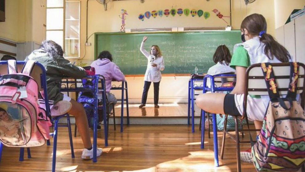 Entre las medidas de shock para contener la segunda ola, el Gobierno de la Ciudad analiza suspender las clases presenciales