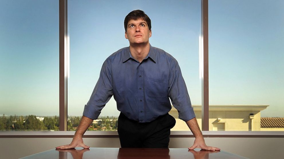 Michael Burry, el hombre que inspiró The Big Short, apostó 500 millones de dólares contra Tesla
