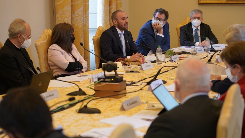 El ministro Guzm�n particip� de las reuniones durante la gira europea