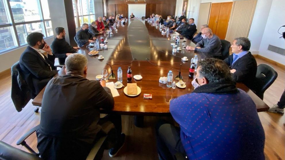 Más de 23 sindicatos participaron del debate en la sede de taxistas