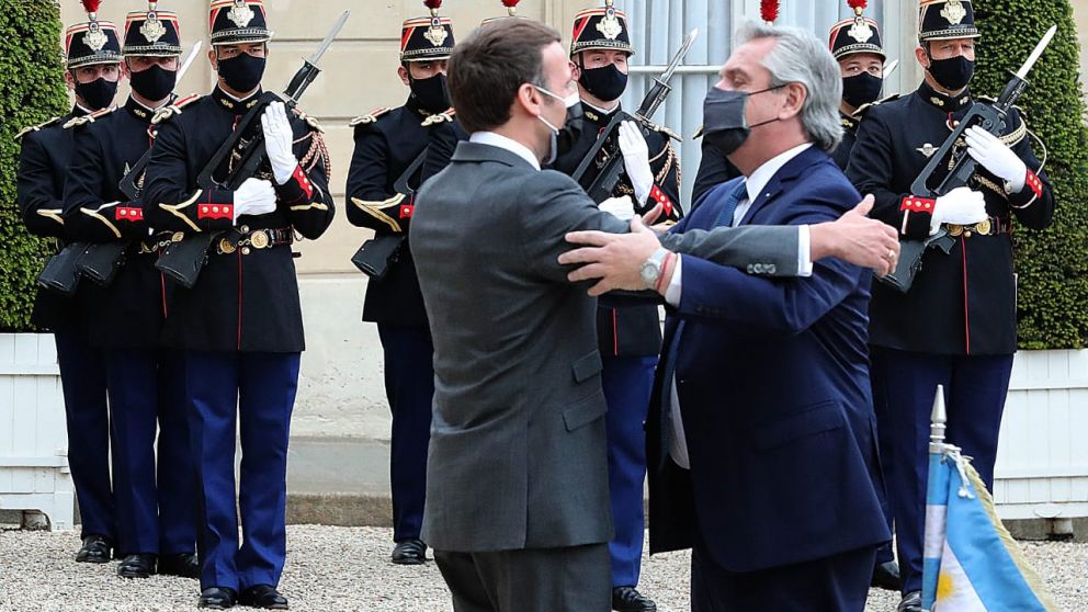 Fernández fue recibido por Emmanuel Macron en el Palacio Elíseo el miércoles