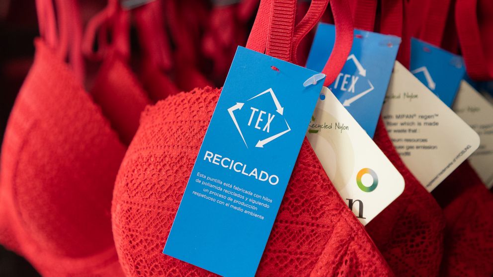 Lanzan línea de ropa que utiliza materia prima reciclada