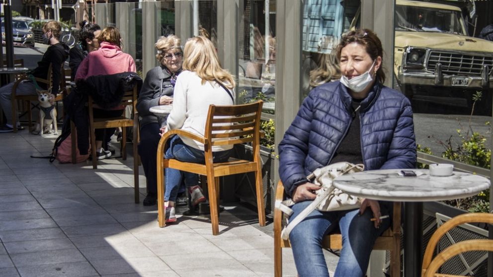 Los bares y restaurantes del AMBA deben atender en espacios abiertos y solo pueden funcionar con delivery despu�s de las 19