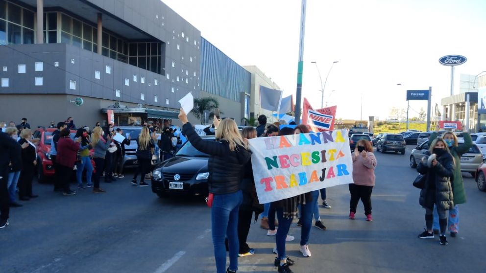 Protesta en Nine Center, mañana el sector hará un abrazo simbólico al Abasto Shopping para pedir la reapertura. Foto de Semanario actualidad