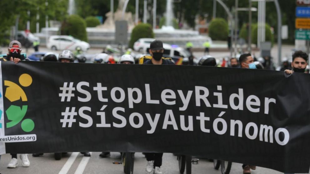 La nueva norma, que, seg�n el Gobierno, afectar� a unos 16.000 trabajadores, reconoce a los �riders� como empleados de las plataformas, con sus correspondientes derechos