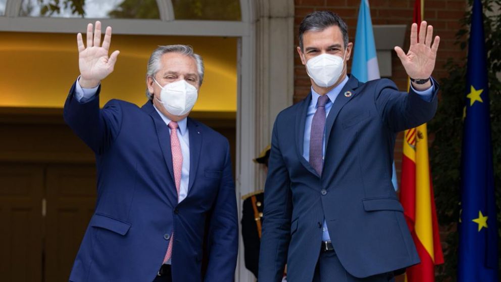 Fernández fue recibido por Pedro Sánchez en el Palacio de La Moncloa