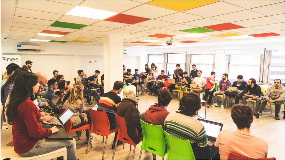 Antes de la pandemia, las reuniones de salario convocaban a gran parte del personal