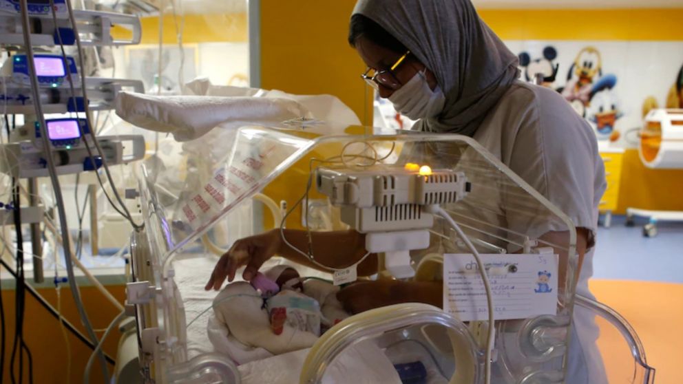 Uno de los bebés, en la clínica de Marruecos. Foto: AP