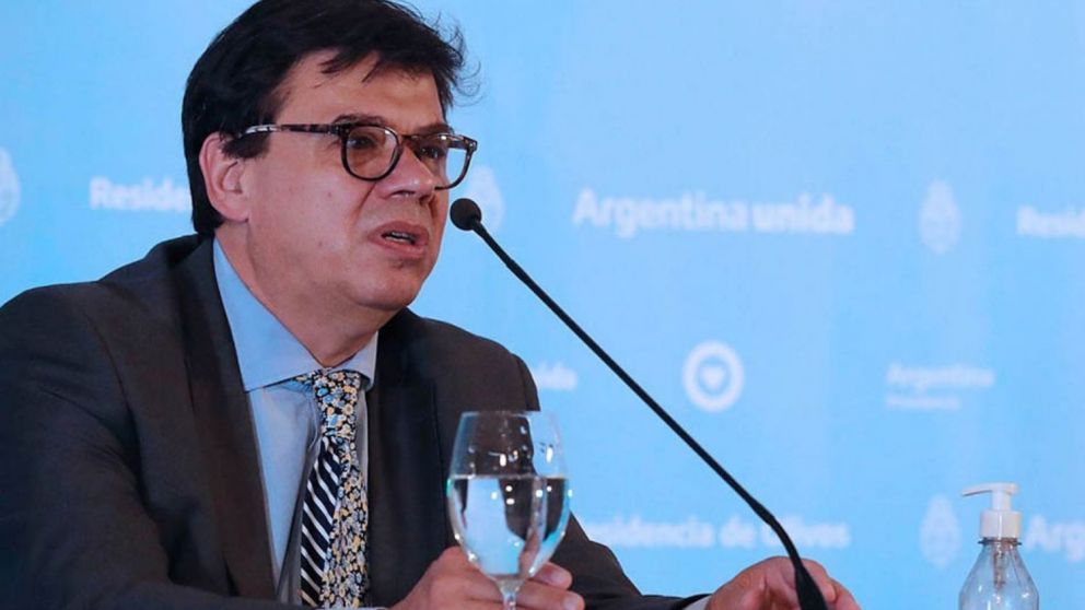Claudio Moroni, ministro de Trabajo, firmó la resolución sobre el salario mínimo, vital y móvil.