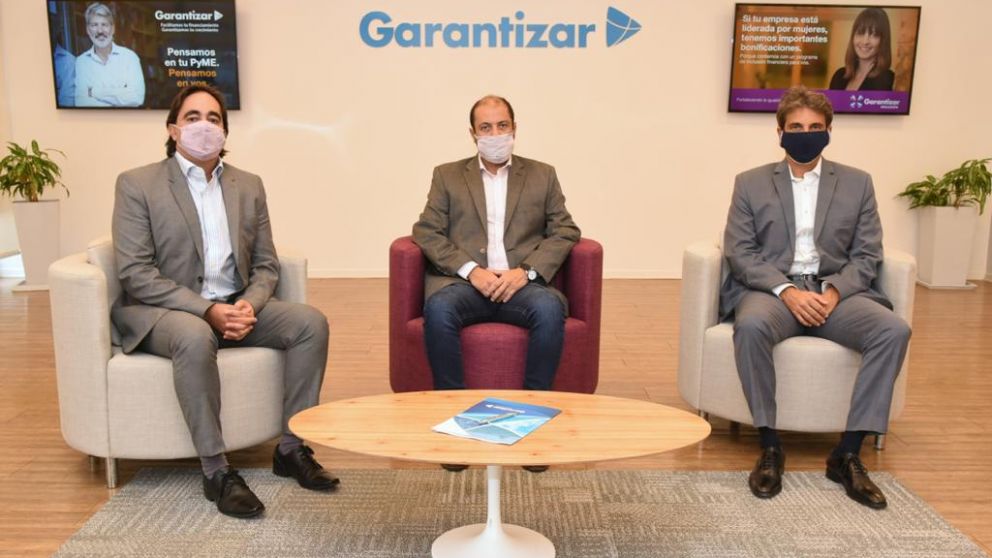 Gastón Malbos (PAE), Gabriel González (presidente de Garantizar) y Gastón Buhacoff (PAE), tras la firma del acuerdo