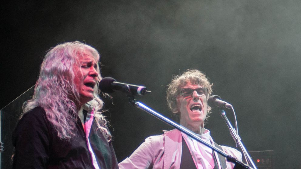 Rodolfo García y Luis Alberto Spinetta, compañeros en Almendra, durante el show de las "Bandas Eternas" en Vélez.