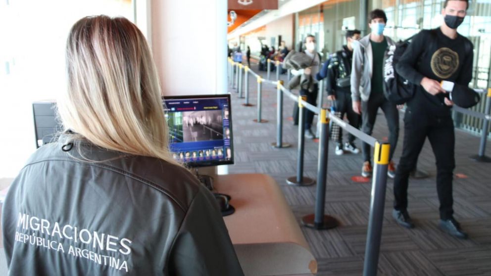 "Puso en riesgo a 259 pasajeros y 12 tripulantes del vuelo que lo trajo de Miami", advirtió Migraciones