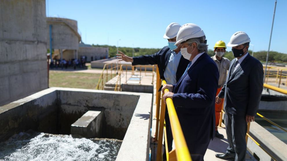 Alberto Fernández inauguró el acueducto junto a Jorge Capitanich