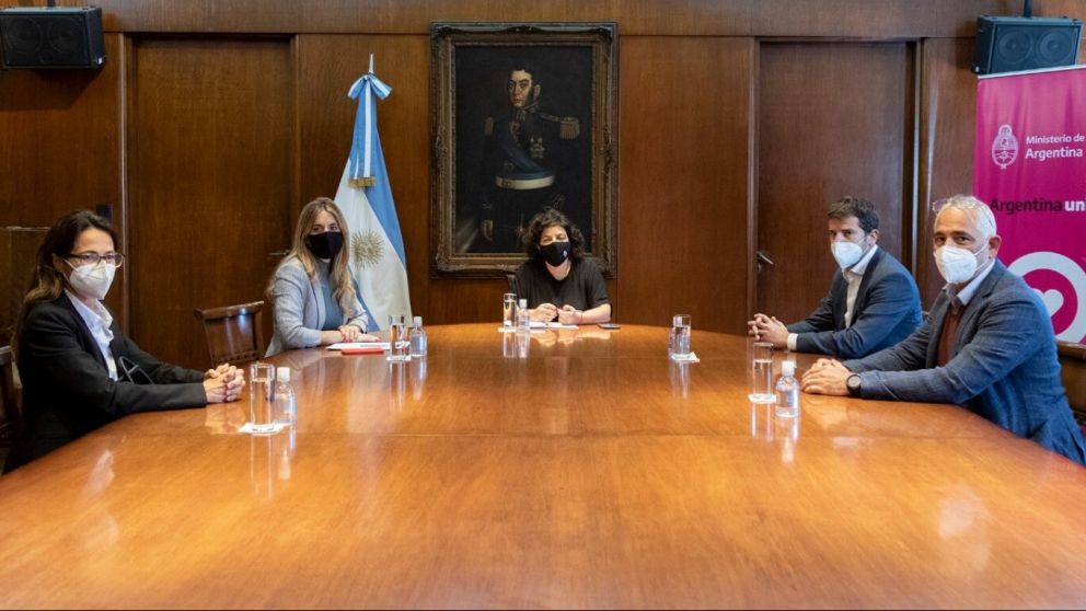 El miércoles, Carla Vizzotti citó en el Ministerio de Salud a los directivos de AstraZeneca en el país para pedirles explicaciones