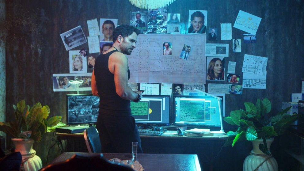 Manolo Cardona es Alex, quien sale de la cárcel tras 18 años preso injustamente.