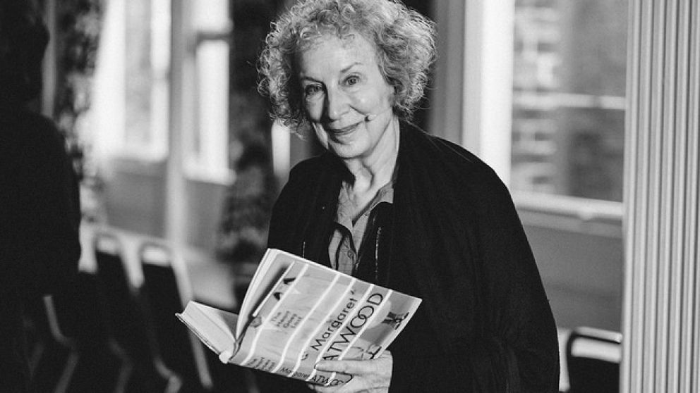 La autora de "El cuento de la criada" se inspiró en la dictadura argentina