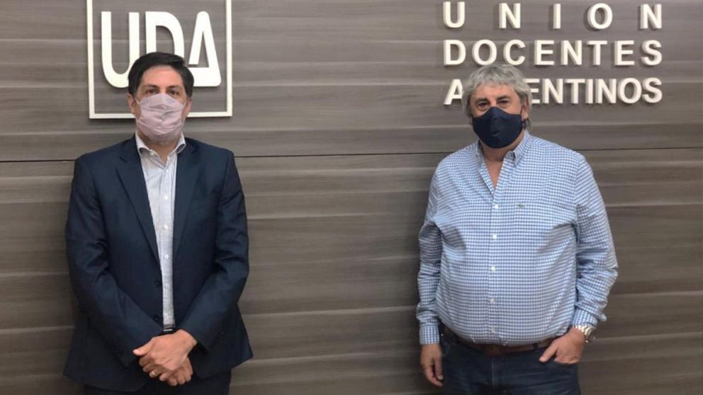 El ministro de Educación junto a Sergio Romero en la sede de UDA