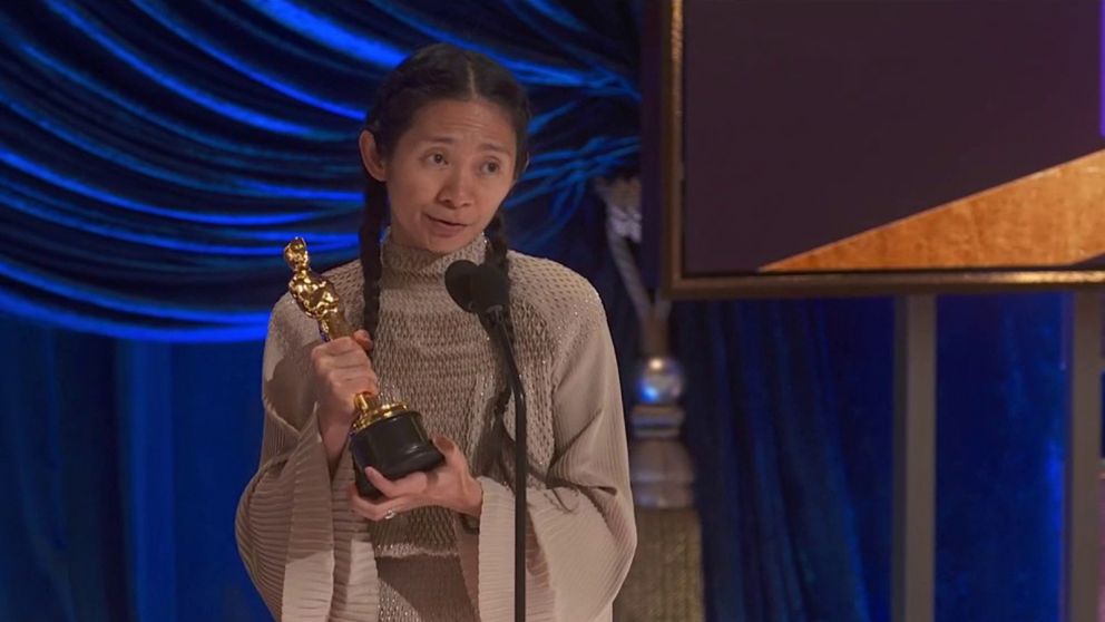 Chloé Zhao recibe el Oscar a la Mejor Dirección por Nomadland