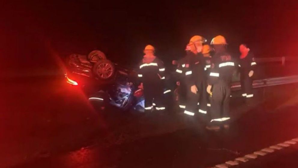 El auto que conducía Meoni volcó luego de chocar contra un guardarrail