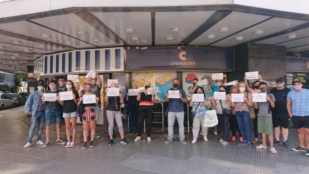 Vecinos conformaron "Salvemos los cines de Belgrano" y dieron un abrazo al Cinema City General Paz. 