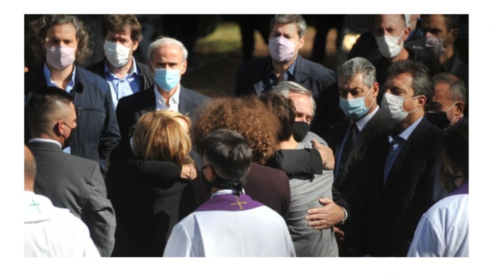 Abrazo del presidente Alberto Fernández a los hijos de Meoni