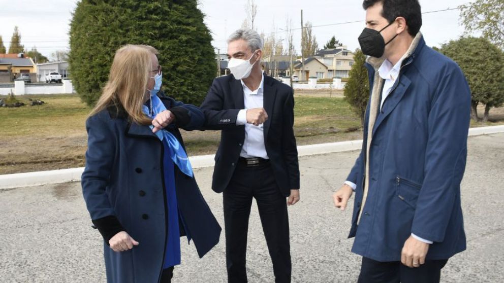 Meoni junto a la gobernadora Alicia Kirchner y el ministro del Interior, Wado De Pedro. Foto: Gentileza La Opinión Austral