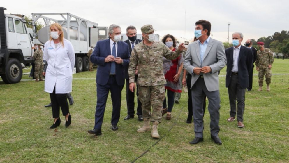 Alberto recorrió un centro de salud donado por China que permitirá la hospitalización de pacientes