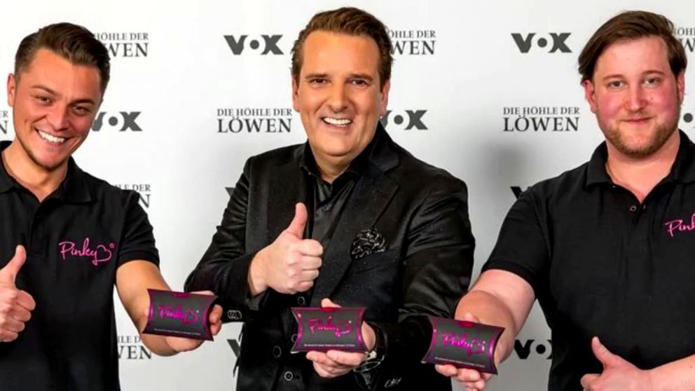 Los emprendedores Eugen y André, y en el centro de la foto el inversor Ralf, que les dio 30 mil euros para financiar "Pinky Gloves"