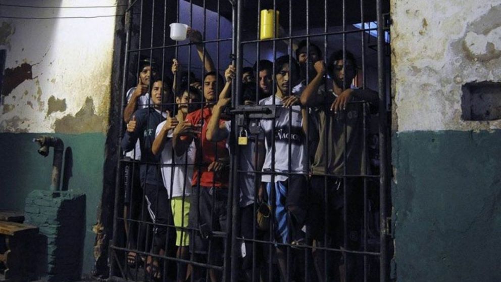 Personas presas deben testearse con sólo tener un síntoma de coronavirus