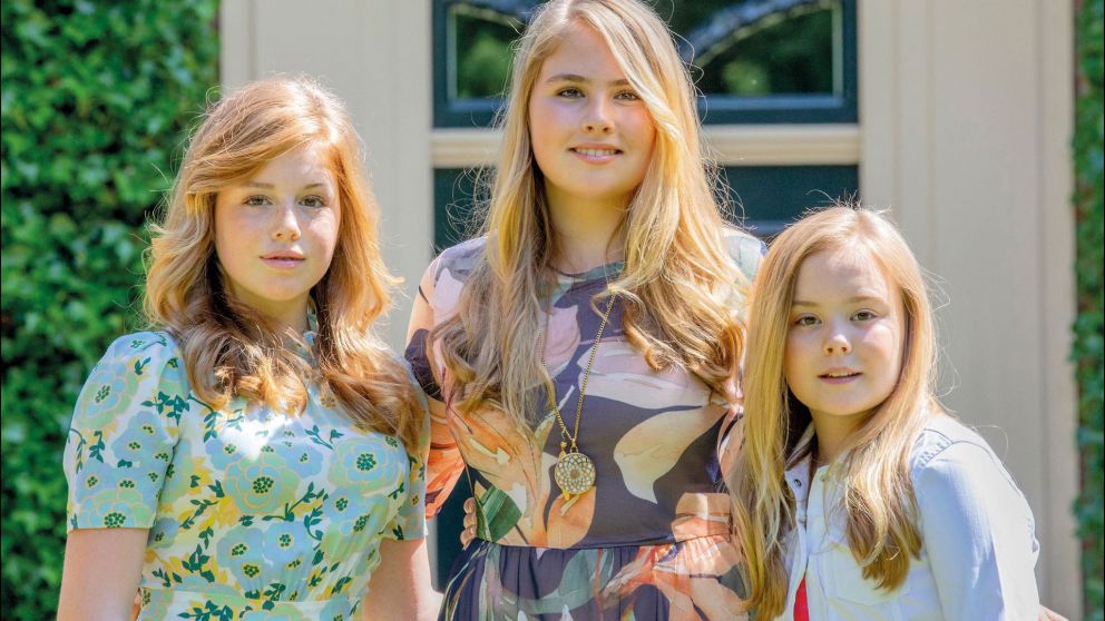 La mayor de las tres hijas, Amalia, no fue incluida en la propuesta porque es la heredera al trono de los Países Bajos