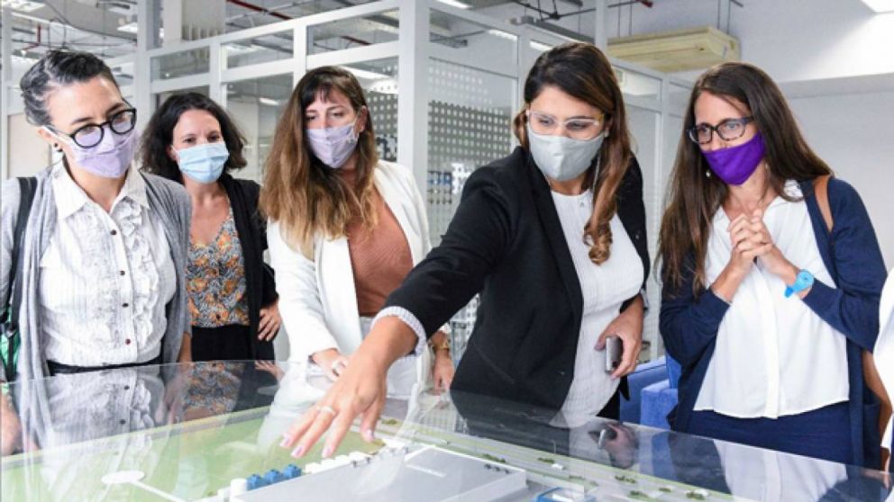 Anabel Cisneros en el centro. A la derecha, la ministra de las Mujeres, Elizabeth Gómez Alcorta, y a la izquierda Micaela Sánchez Malcolm, secretaria de Innovación Pública