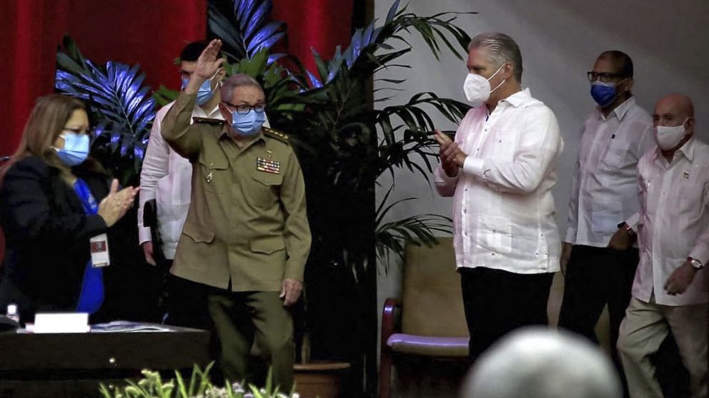 Raúl Castro fue aplaudido por Miguel Díaz-Canel y por los 300 delegados del PCC presentes en el VIII Congreso