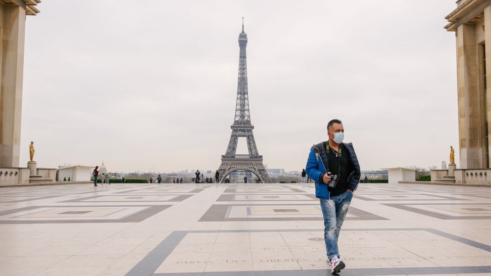 "En Francia, bares y restoranes cerrados al p�blico desde fines de octubre", cont� una usuaria en Twitter