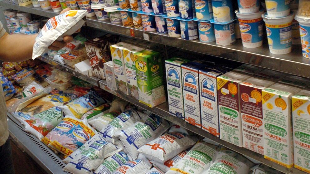El precio de la leche, el queso cremoso y los yogures bebibles se reducir�n entre 1,5 y 8 por ciento a partir de la semana que viene, en base a un acuerdo que firm� hoy el Gobierno nacional con el Centro de la Industria Lechera (CIL).El acuerdo, que se ex