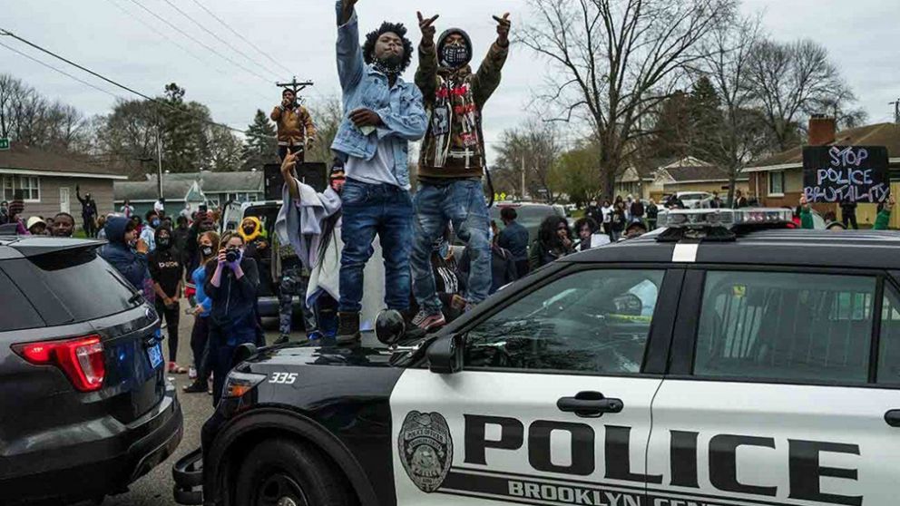 Protesta en un vehículo de la policía de Estados Unidos